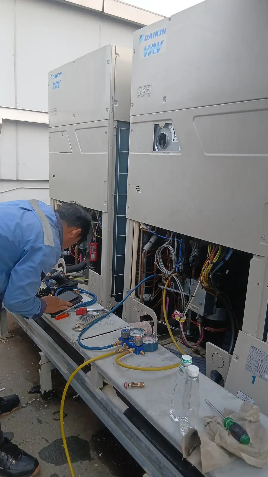 Teknisi MJE memeriksa unit AC dengan alat ukur tekanan refrigeran