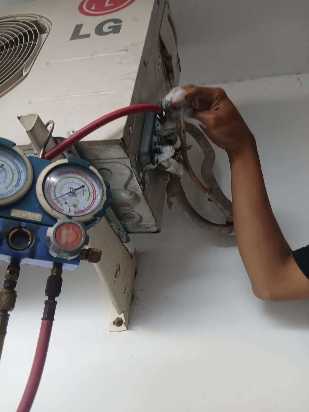 Pemeriksaan sambungan pipa pada unit AC